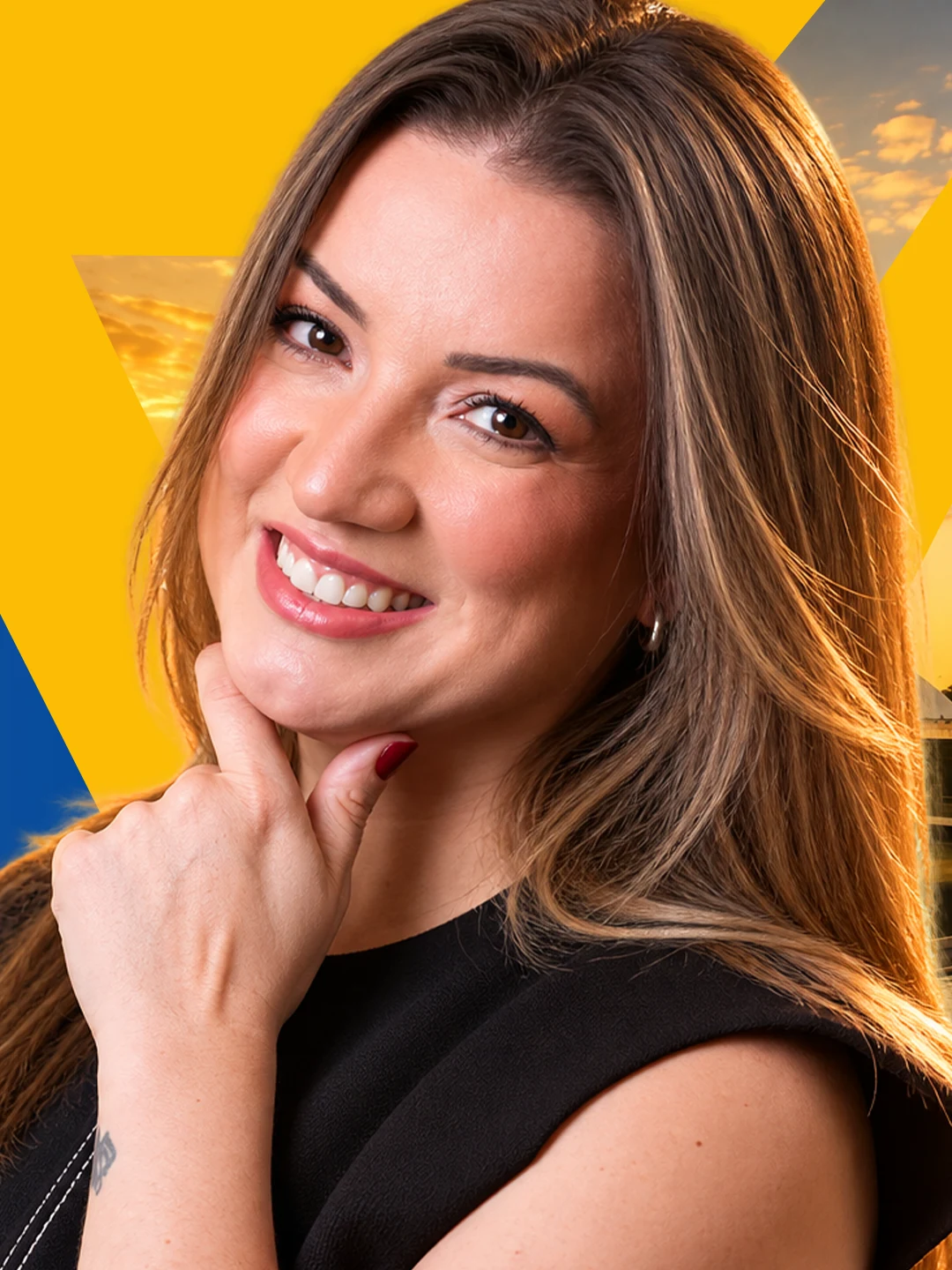 Retrato de Vanessa Fortes em peça visual nas cores azul e amarelo