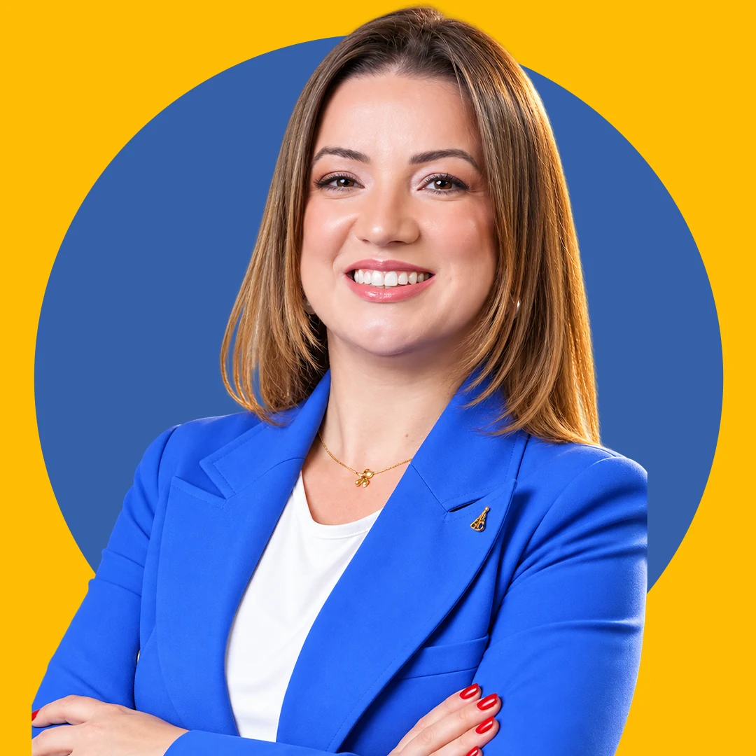 Retrato atual de Vanessa Fortes em composição azul e amarela