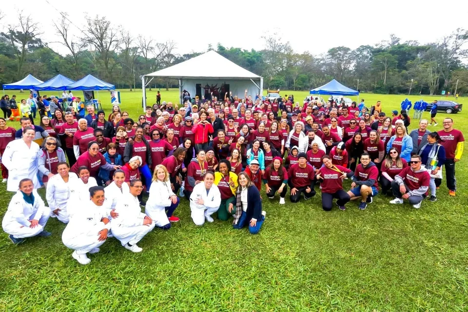 Grande grupo do EnvelheSer reunido em atividade ao ar livre