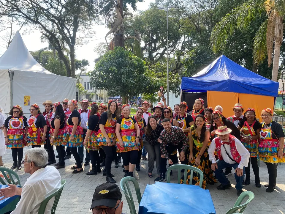 Grupo de participantes reunido ao ar livre em atividade do EnvelheSer