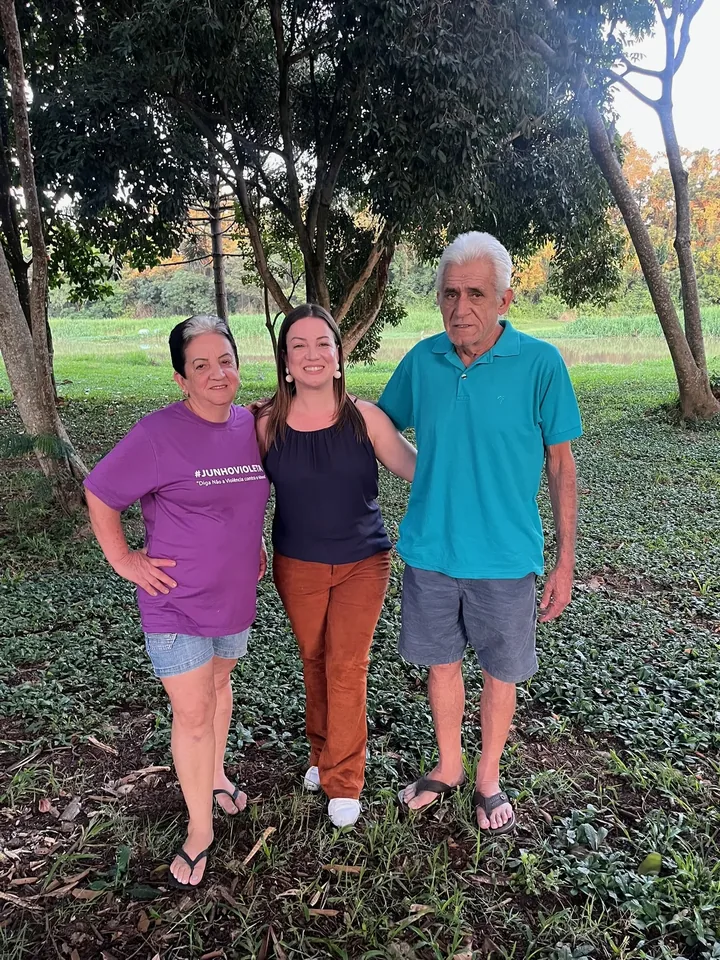 Vanessa Fortes ao lado dos pais em registro ao ar livre