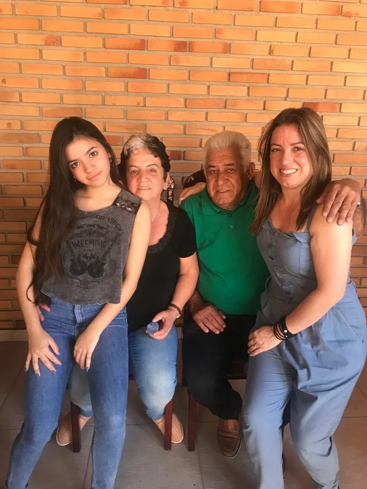 Vanessa Fortes reunida com os pais e familiares em um momento especial