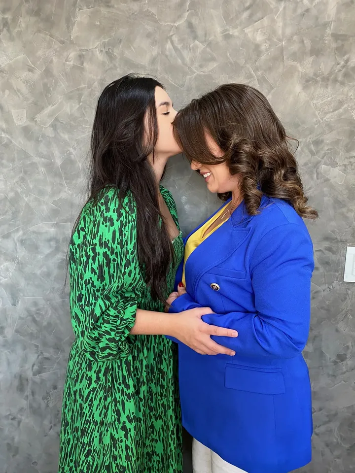 Vanessa Fortes conversando de perto com outra mulher durante um encontro